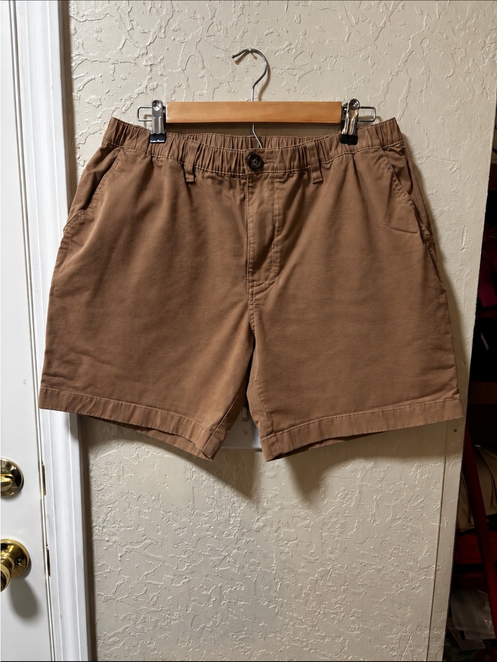 chubbies Men's Tan Flat-Front Casual Shorts size XL 7 in inseam